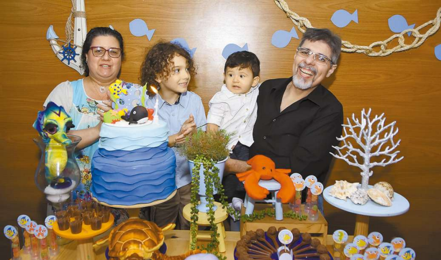 Ranieri e a mulher, Adriana, fazendo a festa com os filhos Vitório (à esquerda), de 6 anos, e Enrico, de 1 