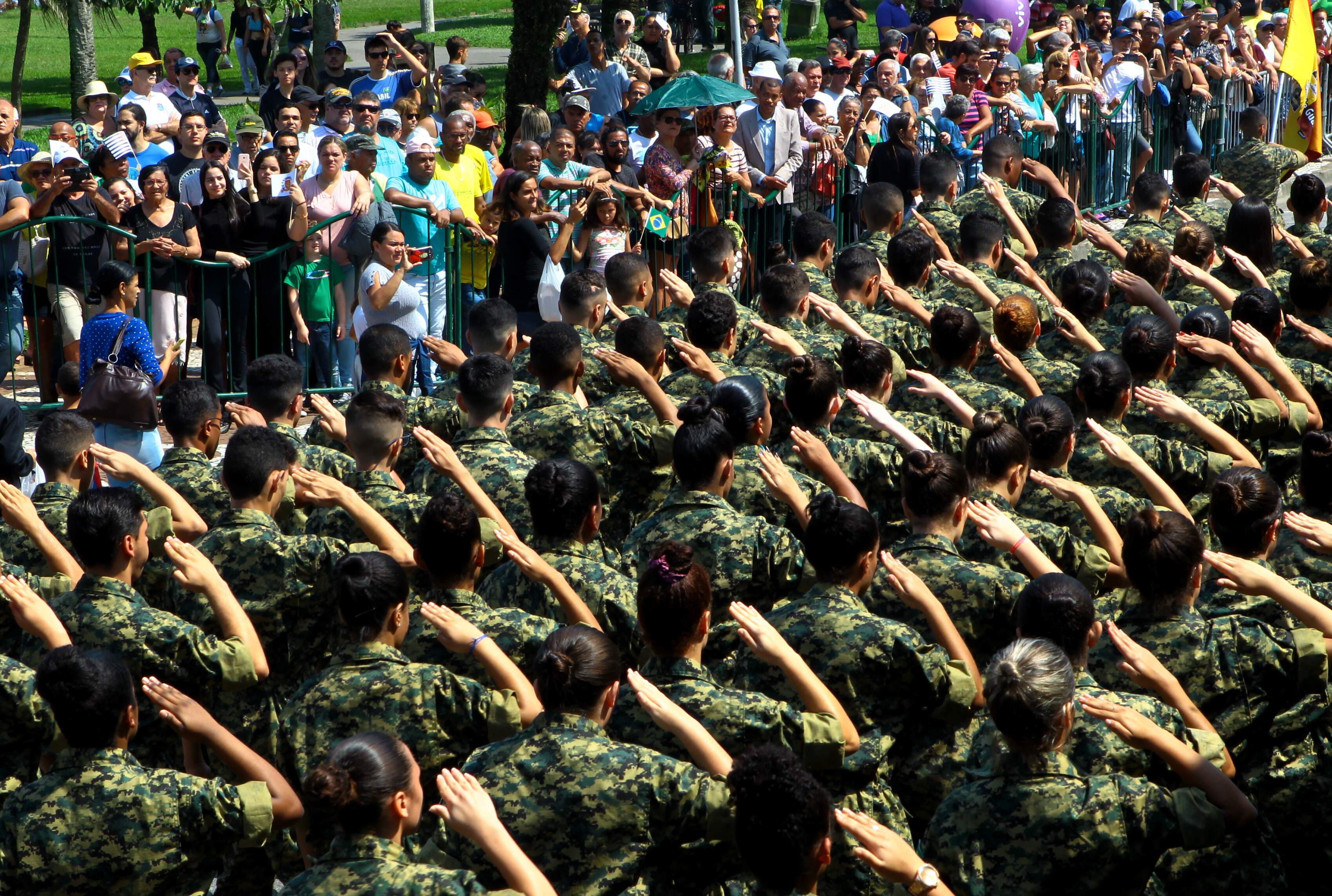Mais de 2 mil militares fardados e representantes de 45 escolas e 12 instituições participaram