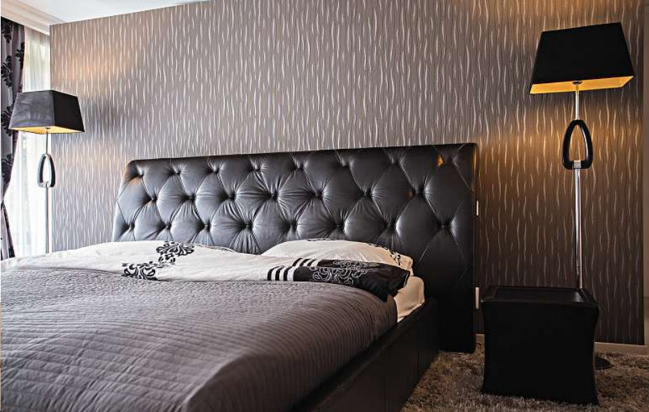 No quarto, uma boa alternativa é combinar o papel de parede com o criado-mudo e a cabeceira da cama