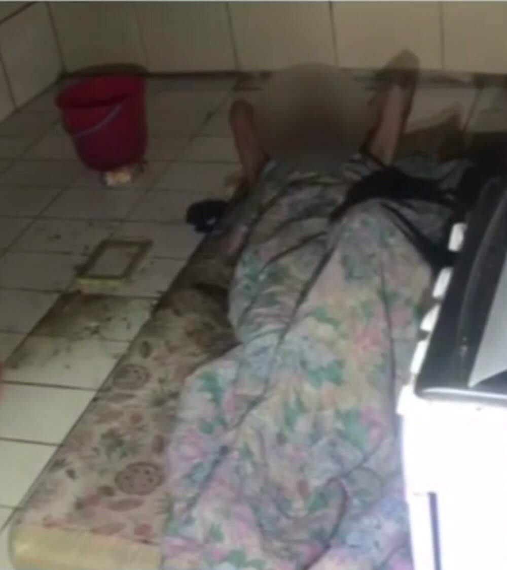 Vítima estava deitada no chão em um colchão ao lado de fezes e urina
