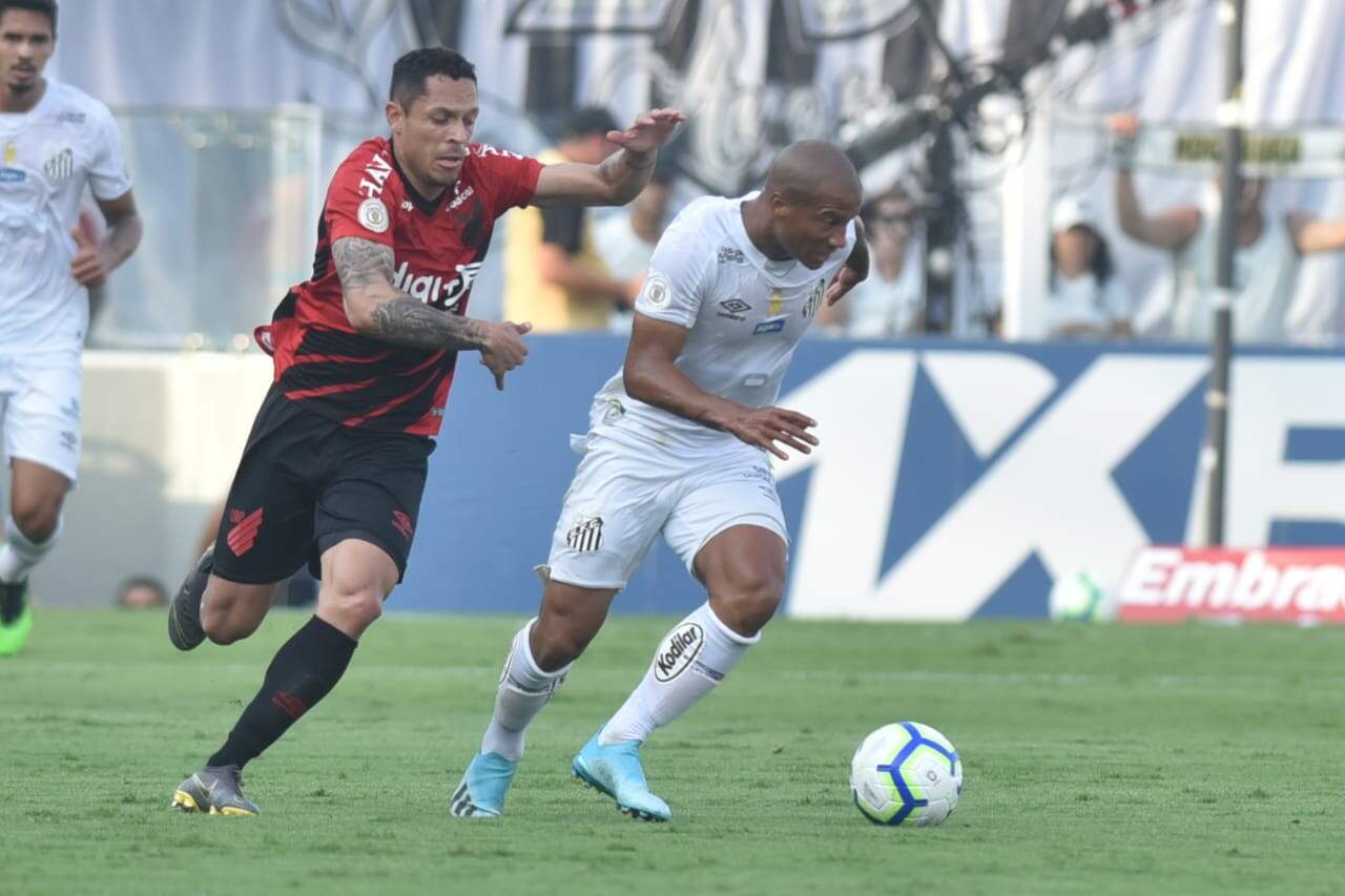 Em jogo que terminou tenso, Santos e Athletico ficaram no 1 a 1