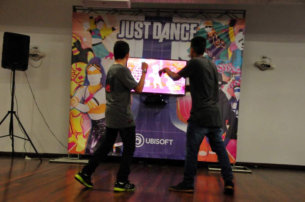 Quem não manda bem com os controles, poderá participar da competição de Just Dance 