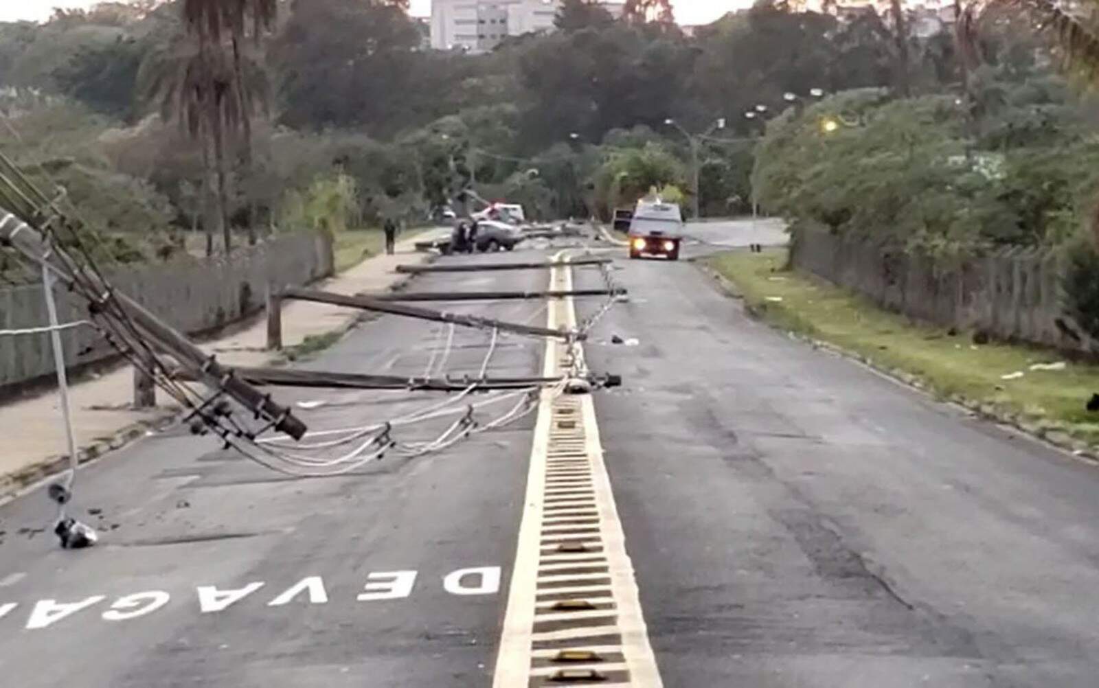 Acidente provou a queda de 11 postes na Avenida Cláudio Ribeiro da Cruz, em Franca, São Paulo