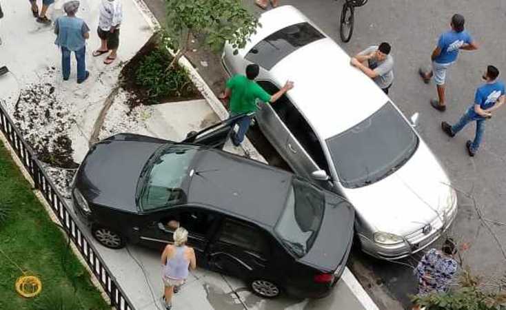Acidente entre dois carros deixou motorista ferida no Embaré, em Santos