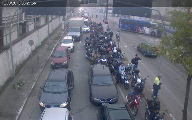 Lado Guarujá concentra motociclistas e motoristas que aguardam pela normalização do serviço