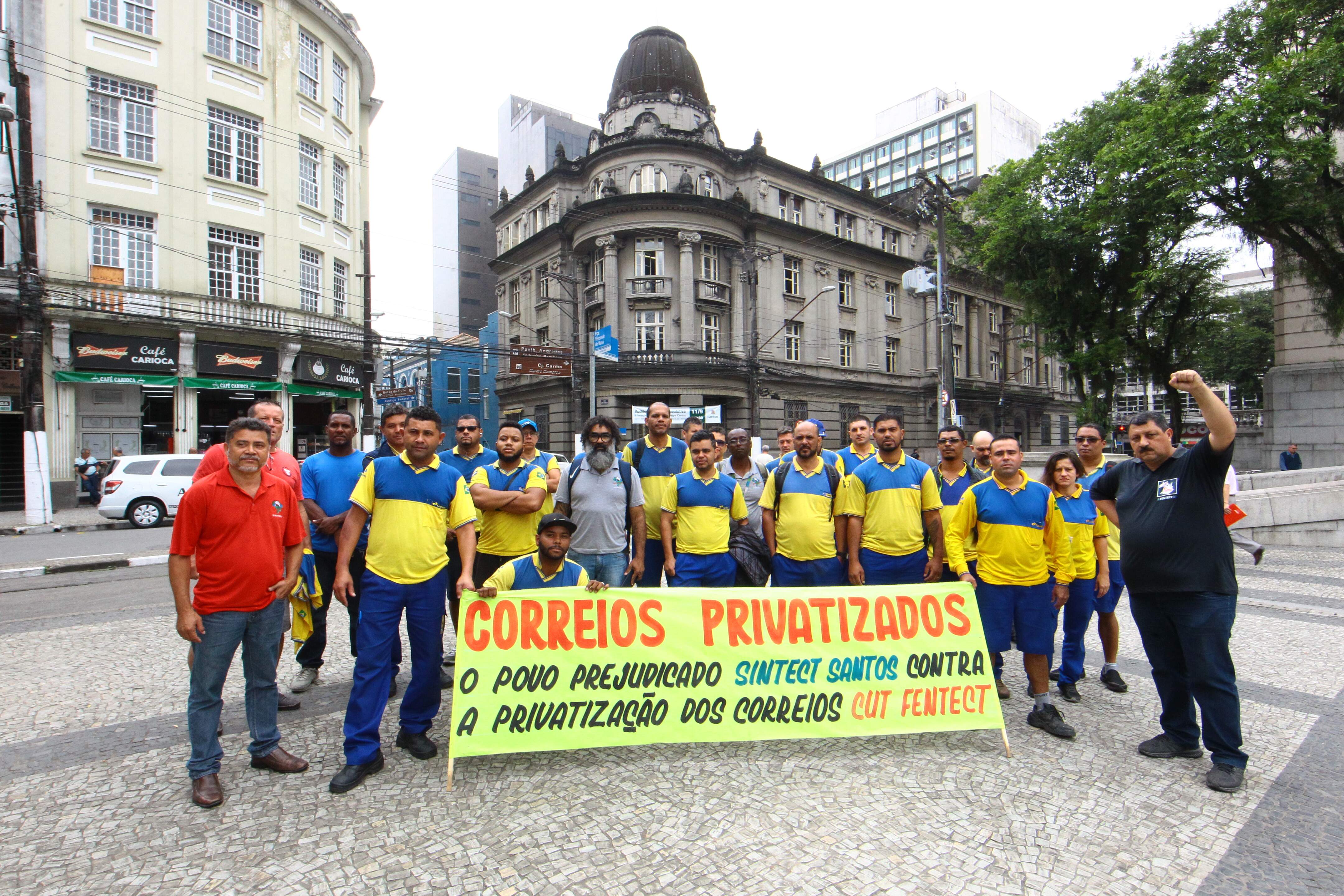 Funcionários dos Correios em Santos protestaram contra proposta salarial e privatização