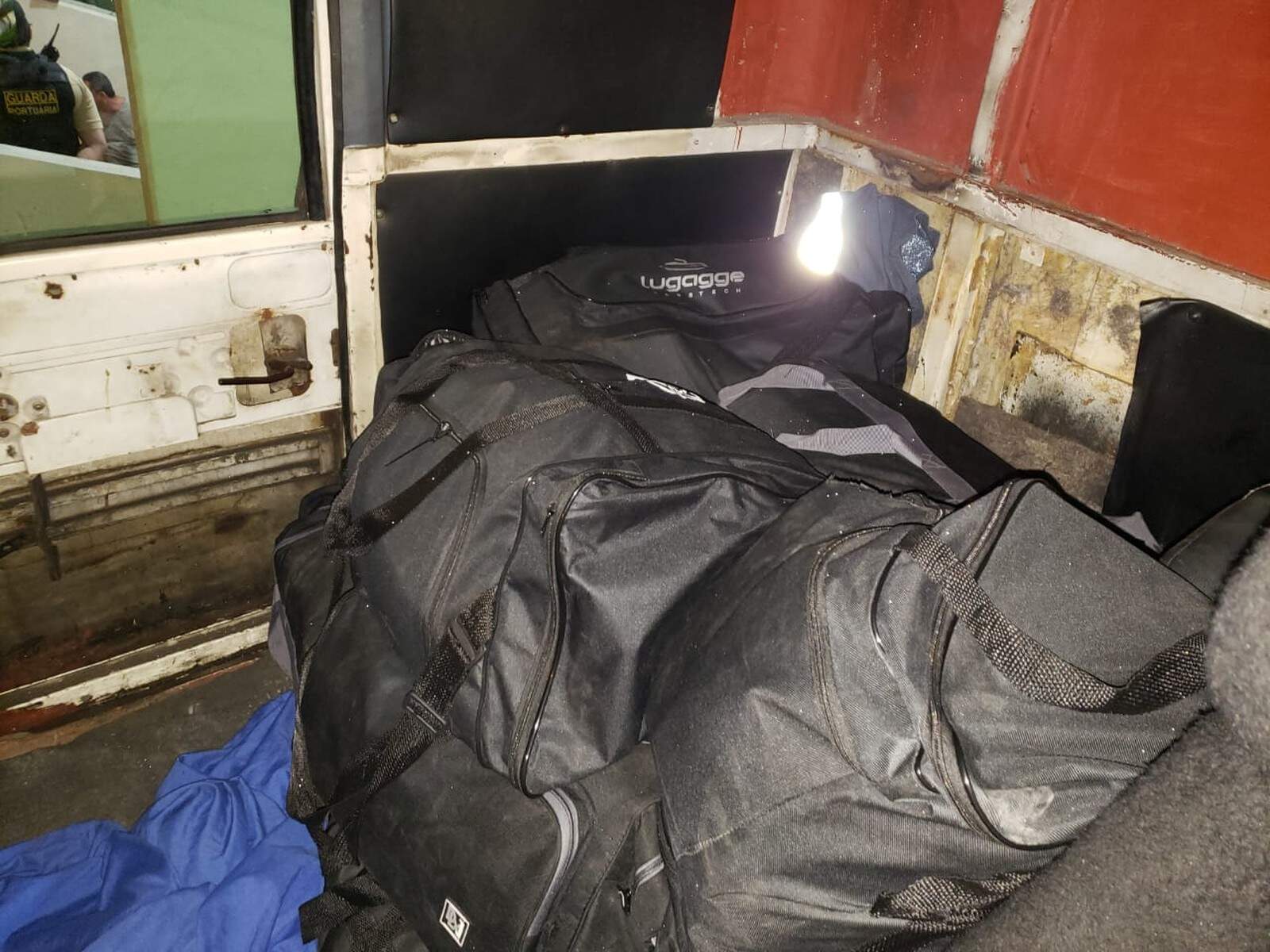 Bolsas com o entorpecente estavam localizadas em cabine do caminhão