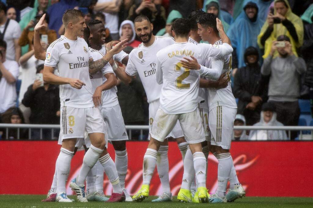Benzema (ao centro) balançou as redes duas vezes para o Real Madrid