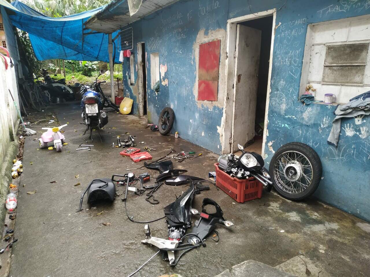 A Reportagem contou peças de ao menos 10 motocicletas no local; muitas estavam totalmente depenadas