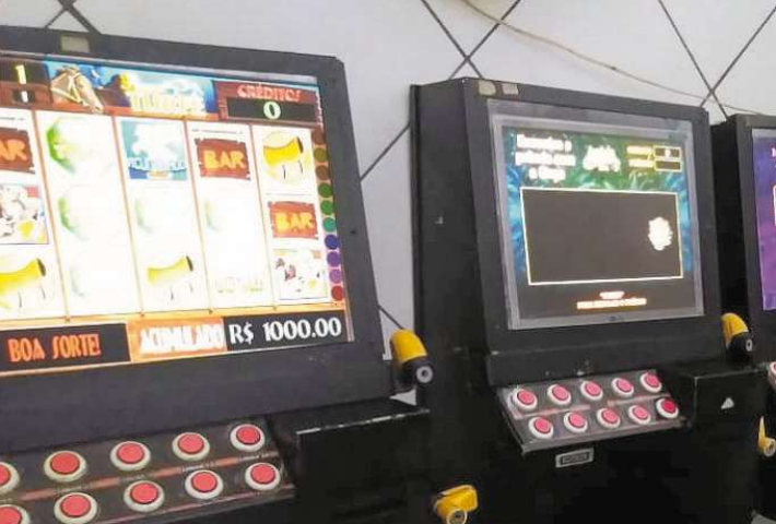 Máquinas de jogos estavam escondidas em padaria de São Vicente
