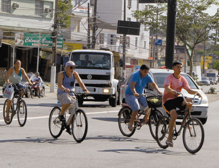 Falta de ciclovia é risco na Avenida Antonio Emmerich, em São Vicente