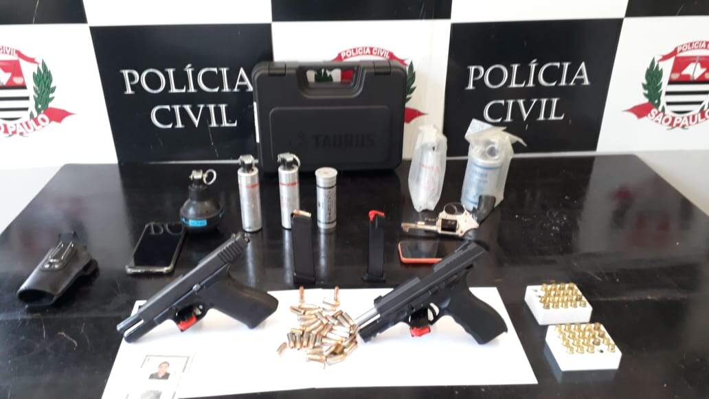 Operação da Polícia Civil apreende armamento nas casas de ex-PM e segurança