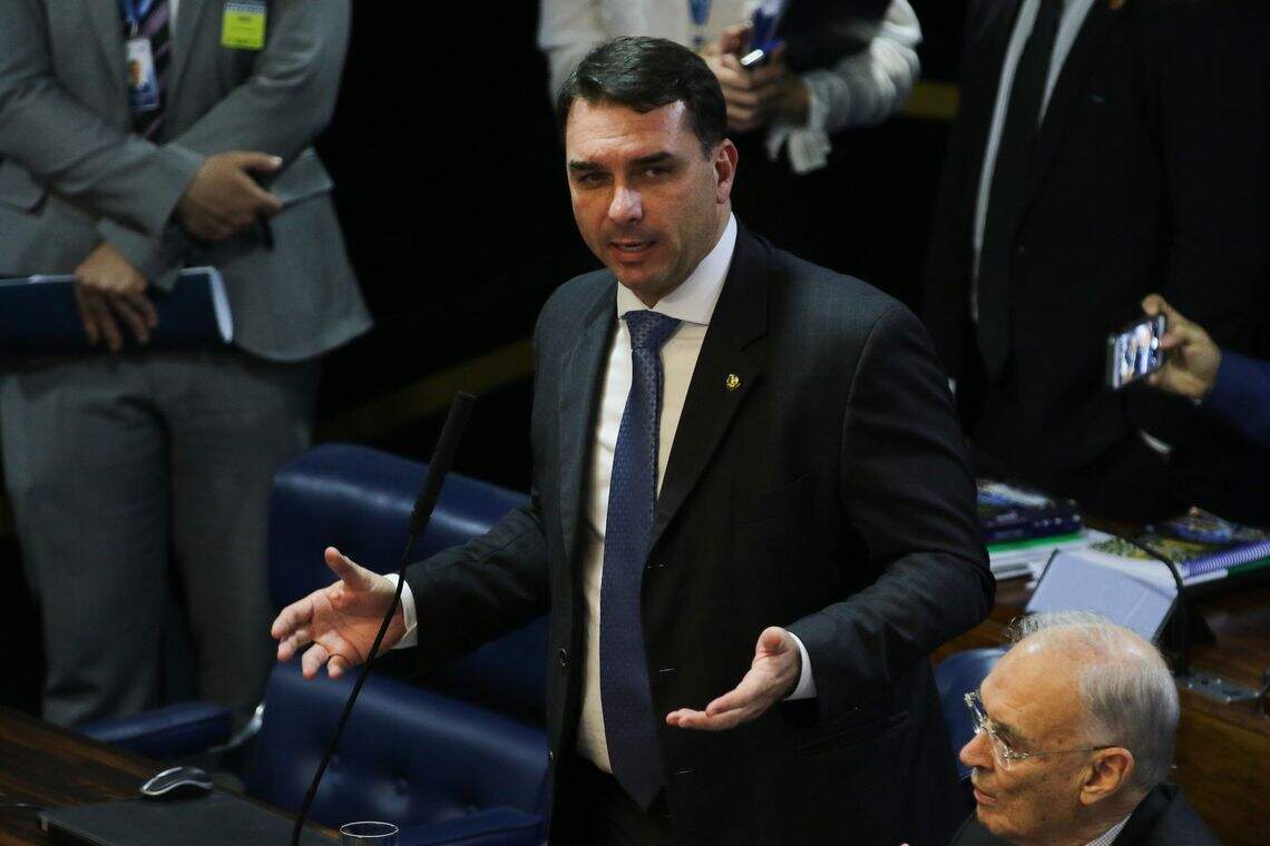 Flávio gasta R$ 366 mil da verba do Senado com os salários de 18 funcionários