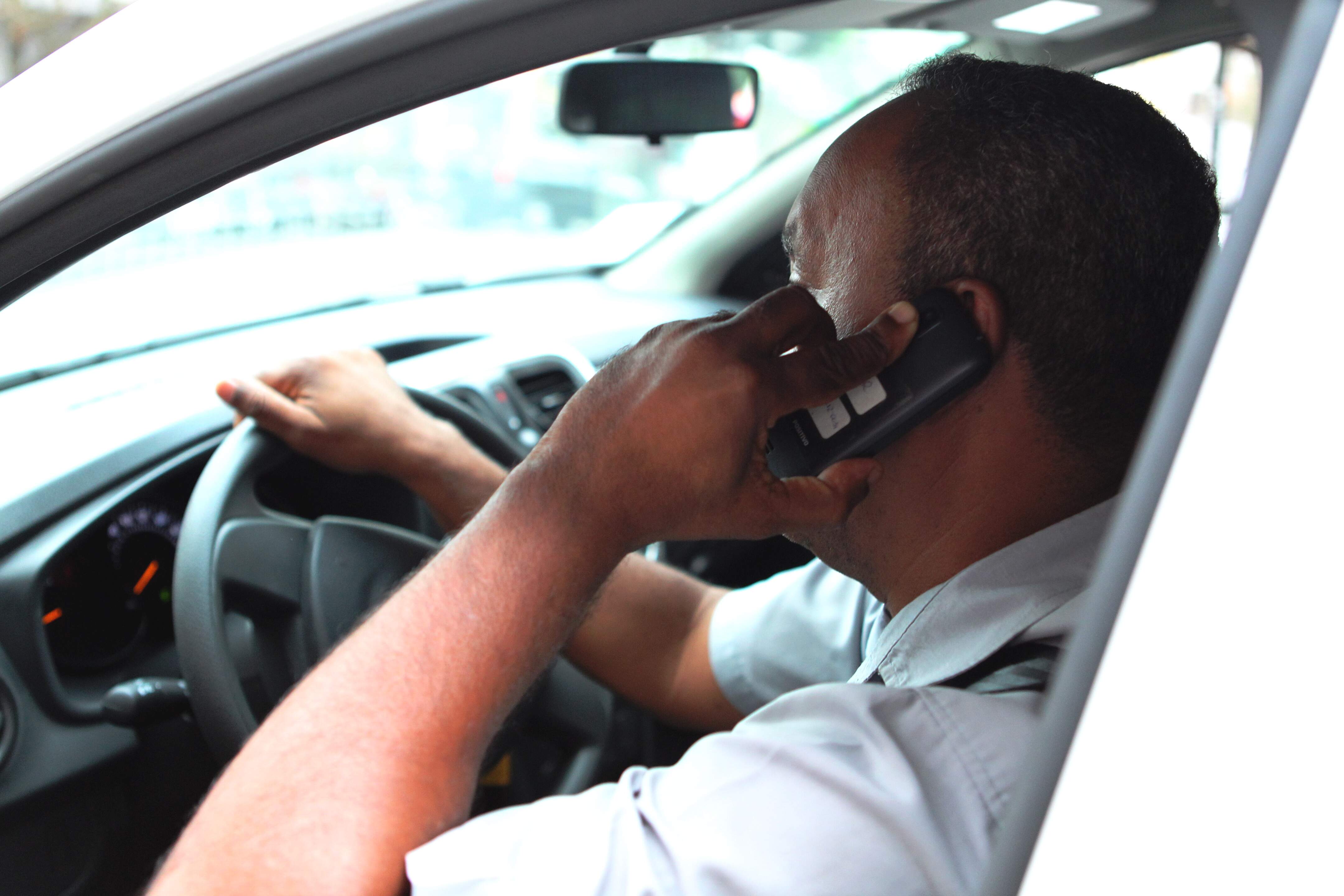Celular distrai os condutores e potencializa o risco de acidentes de trânsito
