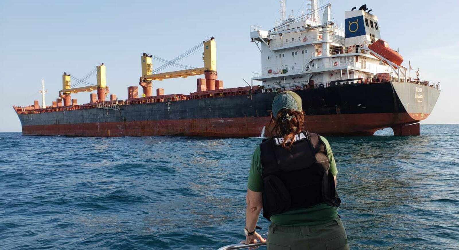 Ibama multou em R$ 1 milhão navio que despejou resíduos no mar em Santos