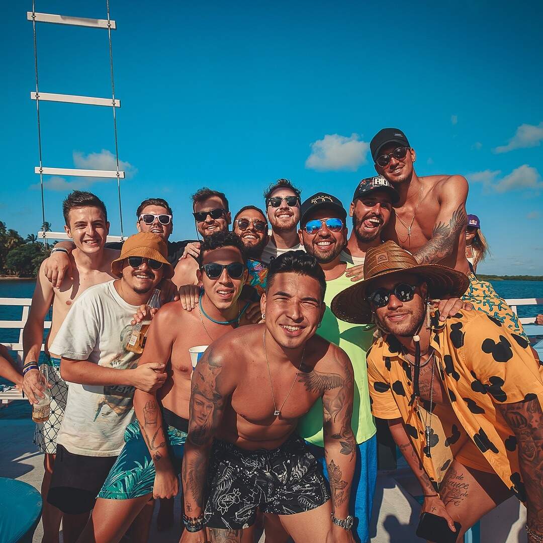 Neymar e os parças durante uma das viagens do craque