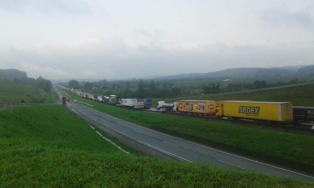 Acidente ocorreu na pista sentido Curitiba, provocando 16km de retenção do trânsito