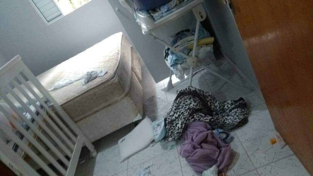 Cômodos da casa foram revirados, incluindo o quarto da criança de 4 meses