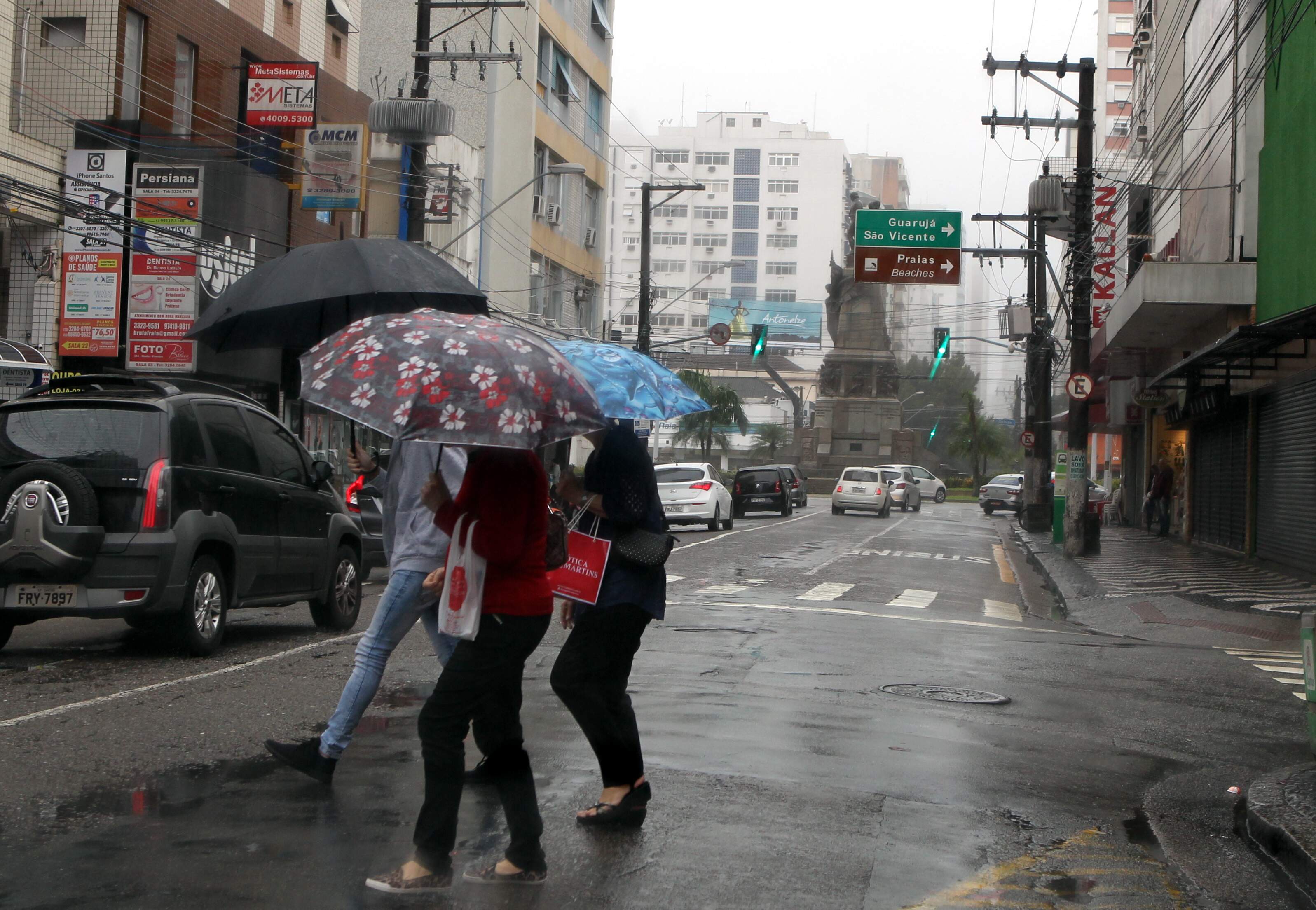 Guarda-chuva e casaco ainda serão artigos necessários para enfrentar o clima na Baixada Santista