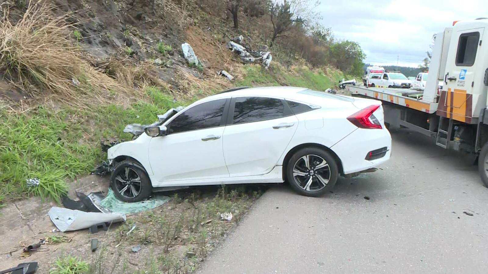 Segundo testemunhas, um carro do modelo Mitsubishi Lancer estava em alta velocidade quando perdeu o controle 