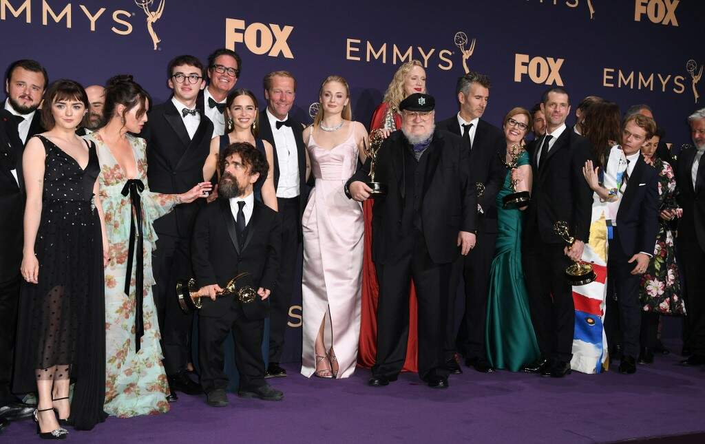 Elenco de Game of Thrones com as estatuetas do Emmy 2019