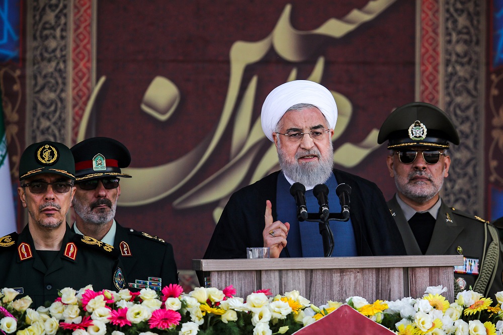 Presidente iraniano, Hassan Rohani (ao centro), espera contar com a cooperação dos países da região