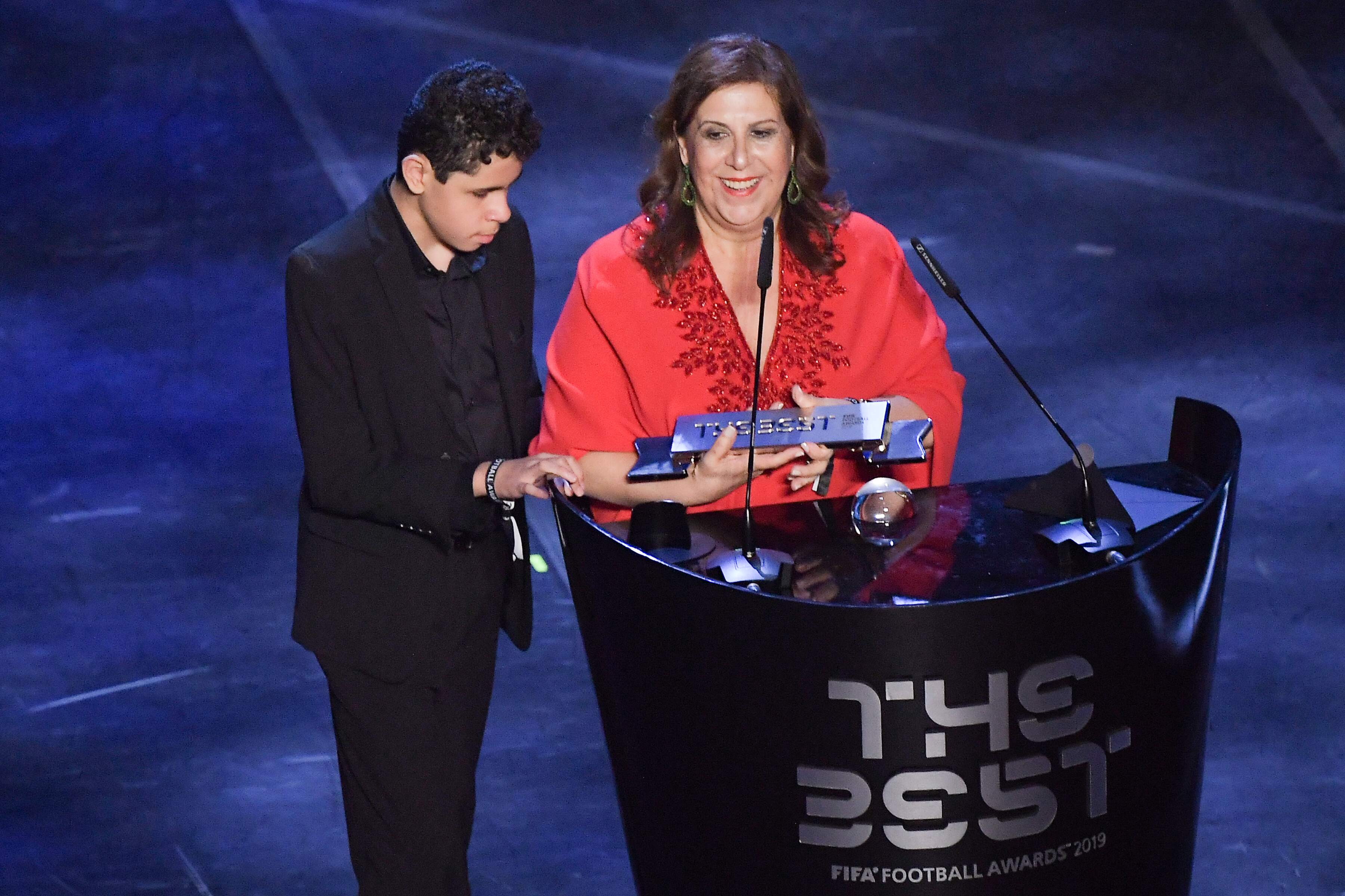 Silvia Grecco e o filho Nickollas receberam o prêmio em cerimônia nesta segunda-feira em Milão