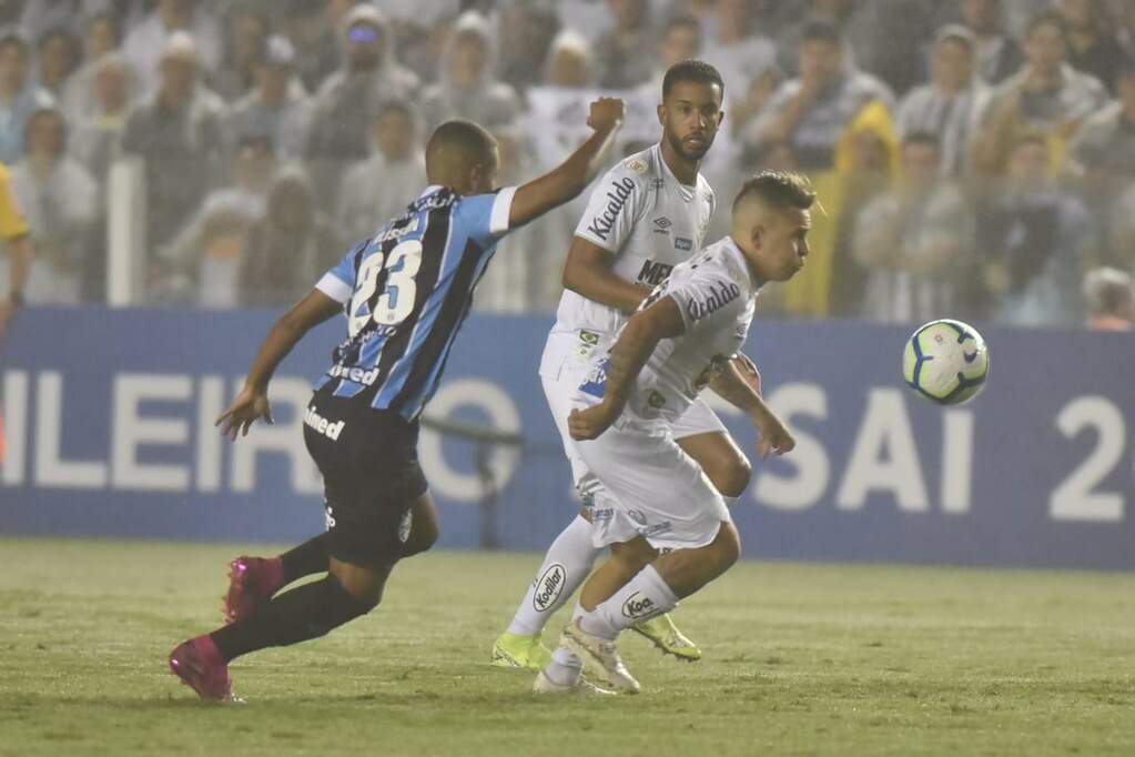 Jorge, ao fundo, teve atuação discreta na derrota do Santos para o Grêmio 