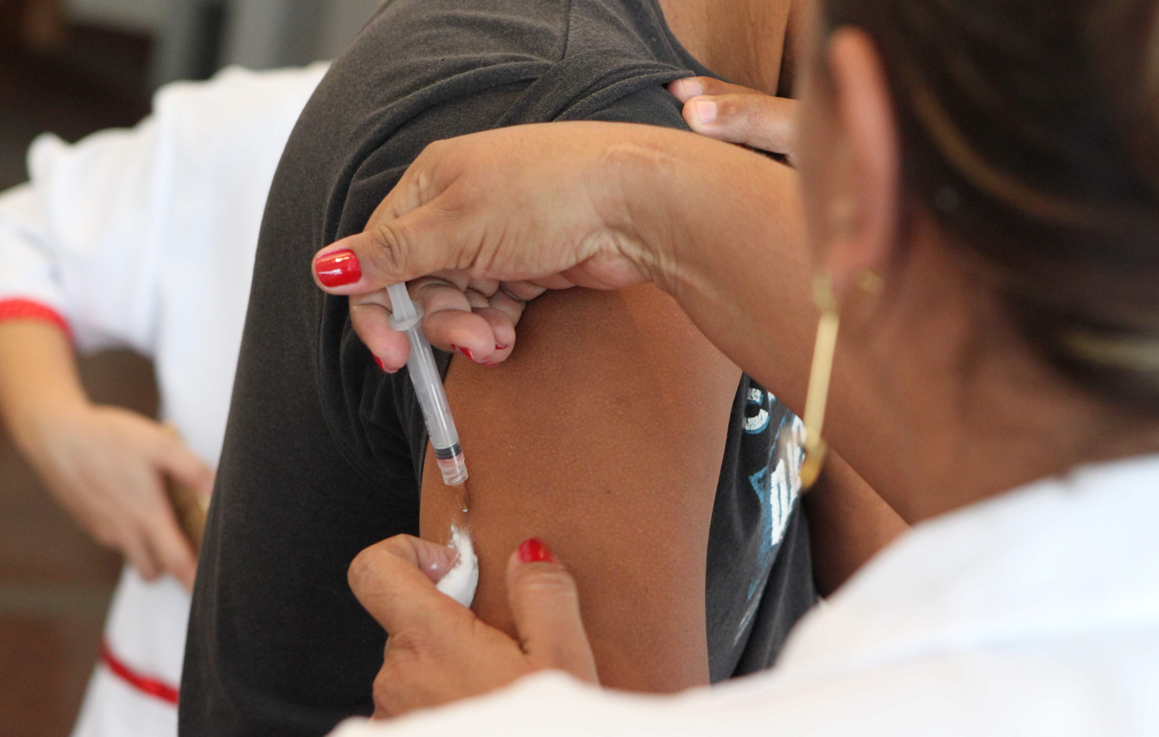 Os casos suspeitos crescem 34,4% no mesmo período; vacinação emergencial prossegue nas cidades