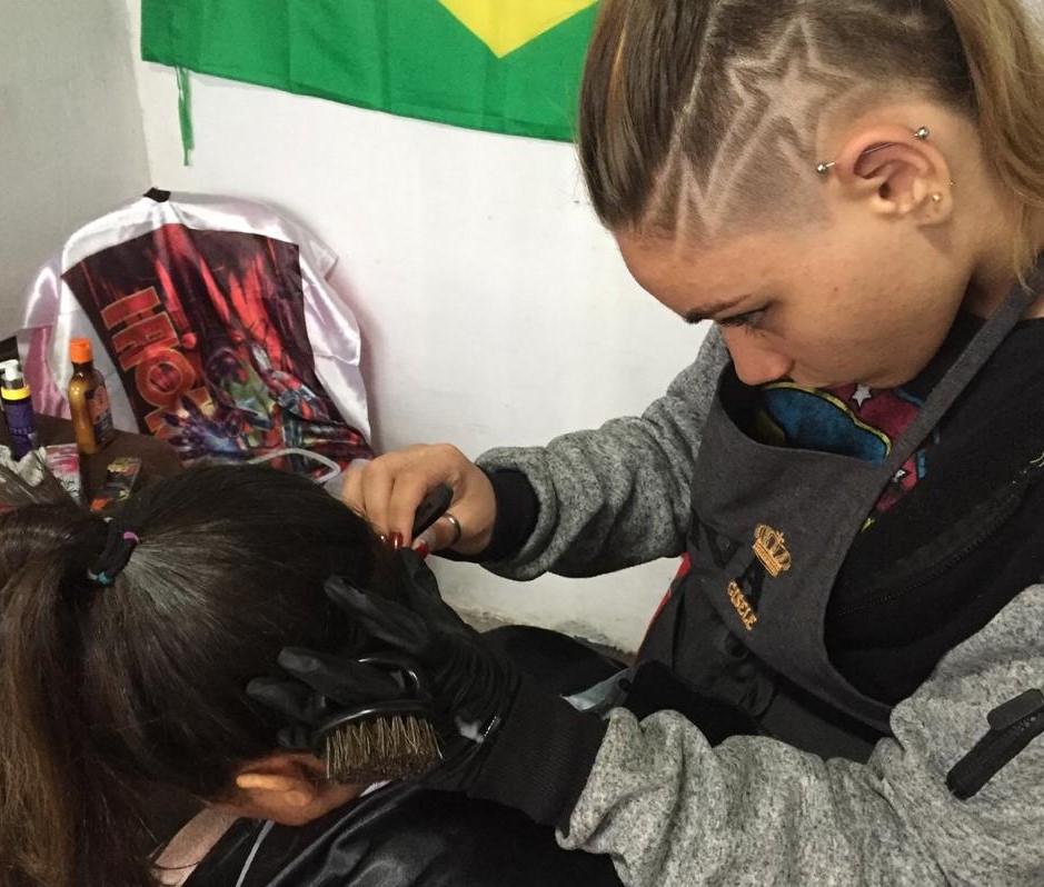 Jovem cobra R$ 2 para cortar o cabelo de clientes em Praia Grande 