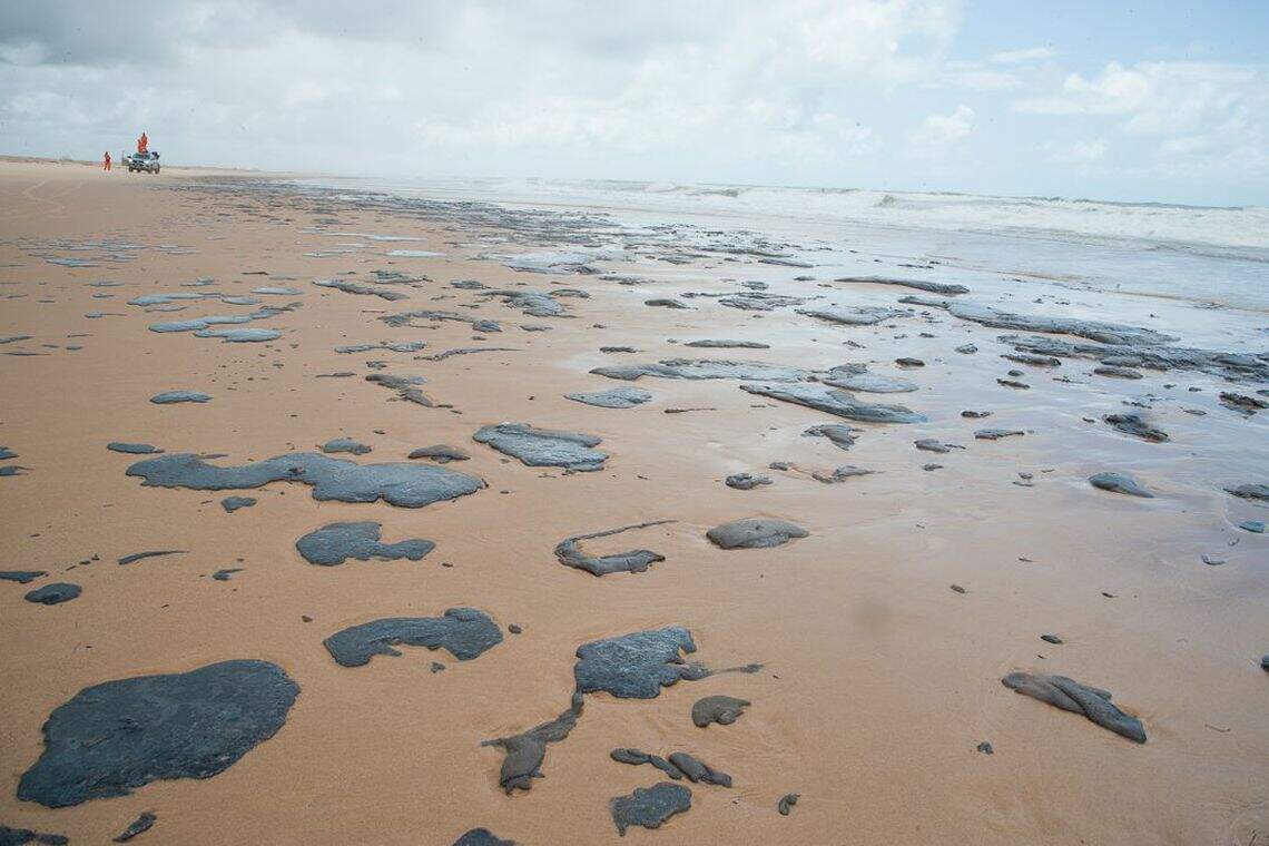 Barreiras instaladas para conter óleo em Sergipe são levadas pelo mar