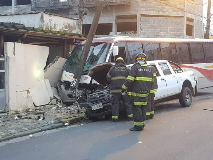 Acidente termina com ônibus derrubando muro e poste em Cubatão