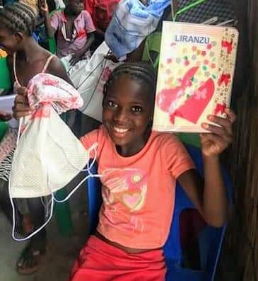 Cadernos com as capinhas fazem a alegria de crianças moçambicanas 