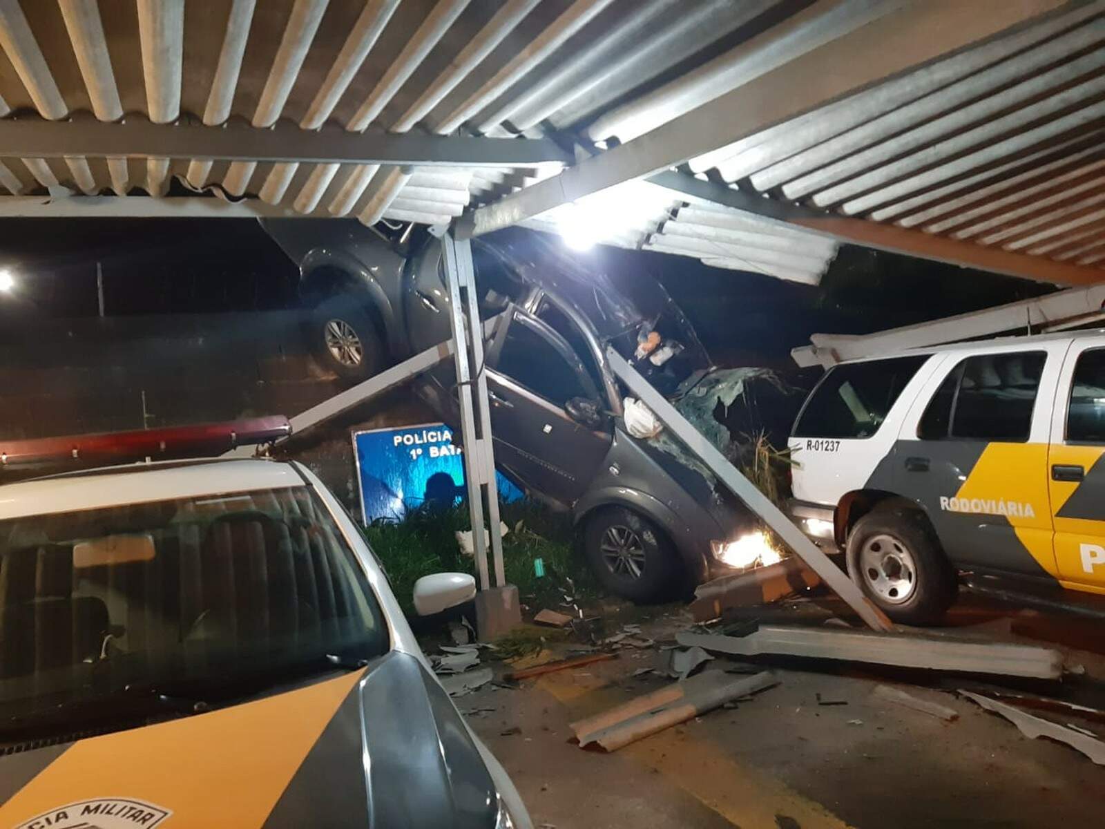 Telhado da garagem da base da Polícia Militar Rodoviária ficou destruído