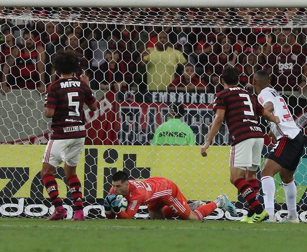 Volpi garante empate do São Paulo contra o Flamengo