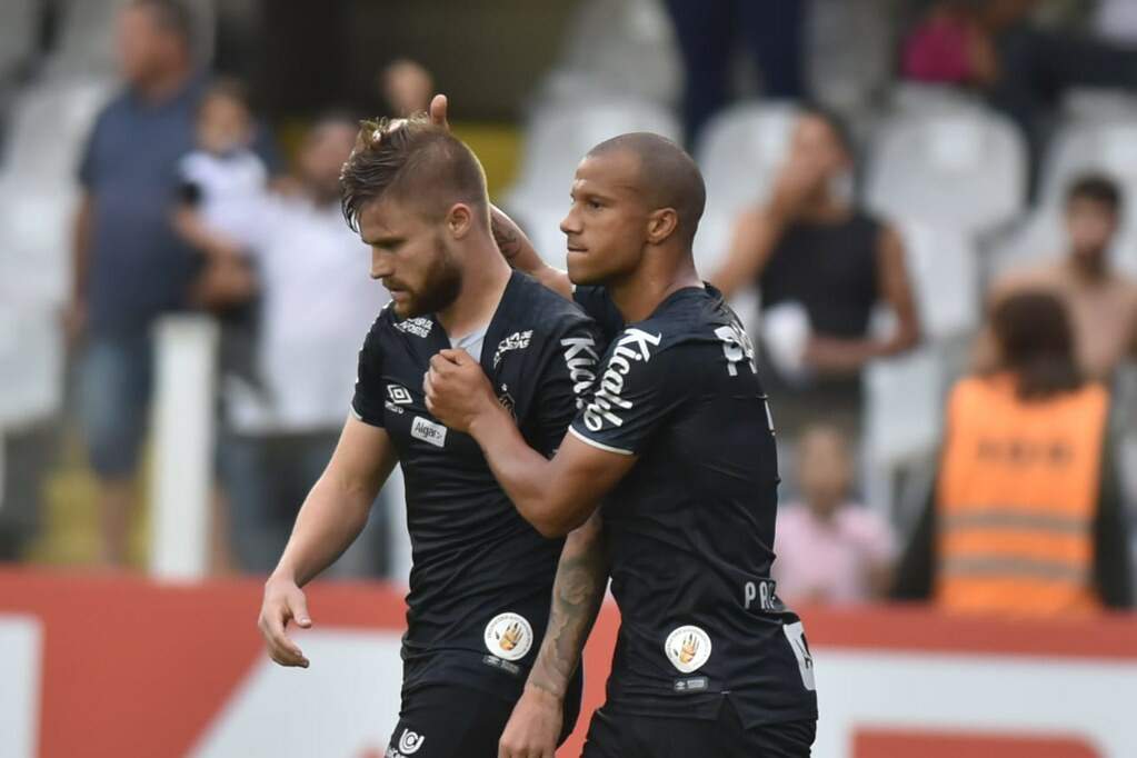 Eduardo Sasha e Carlos Sánchez marcaram os gols da vitória do Peixe
