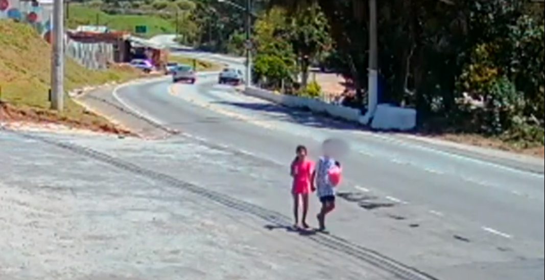 Imagens de câmeras de segurança divulgadas pela TV Globo mostram Raíssa e o menino suspeito