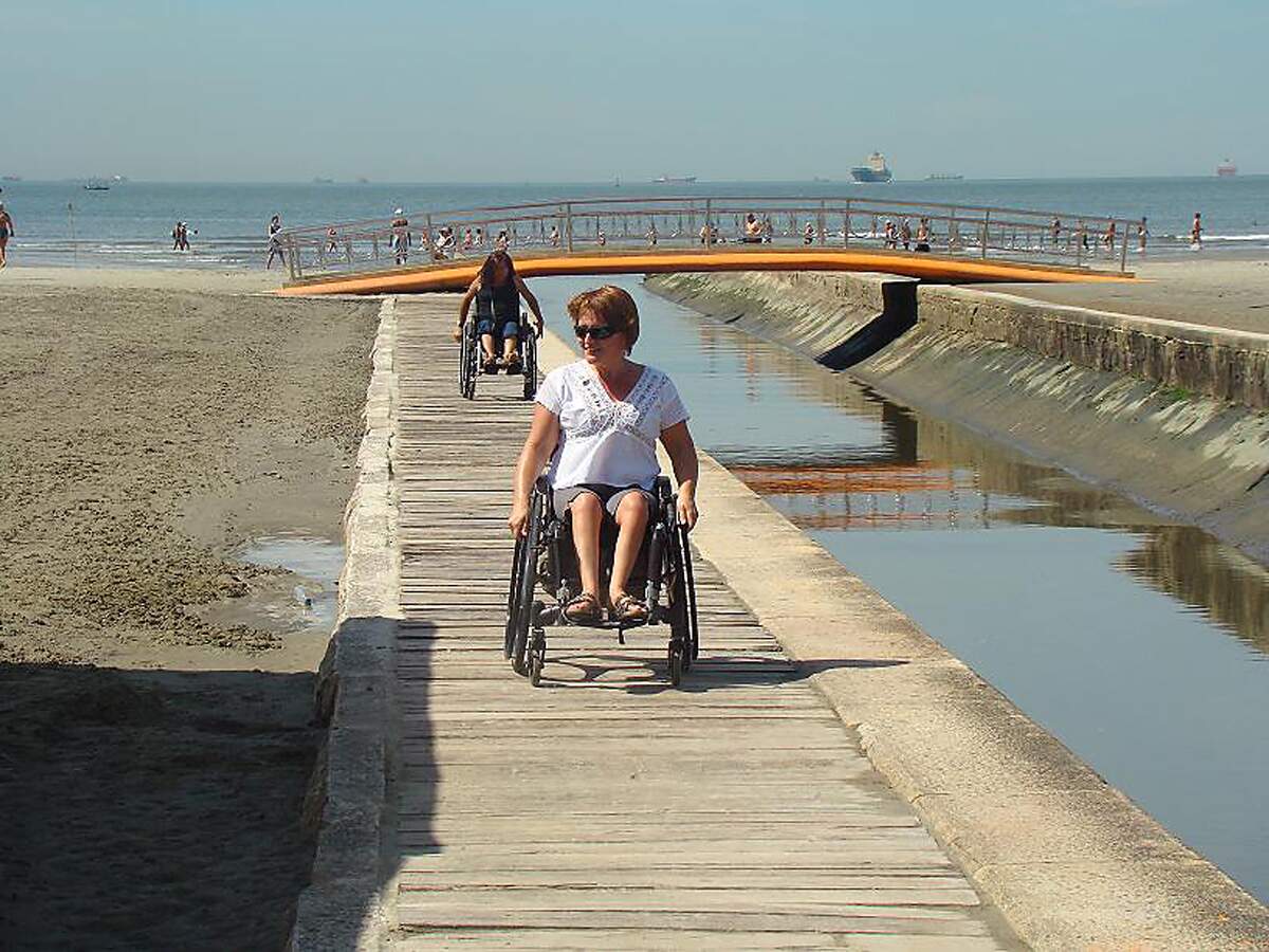 No Canal 3, em Santos, a passarela facilita o deslocamento de cadeirantes