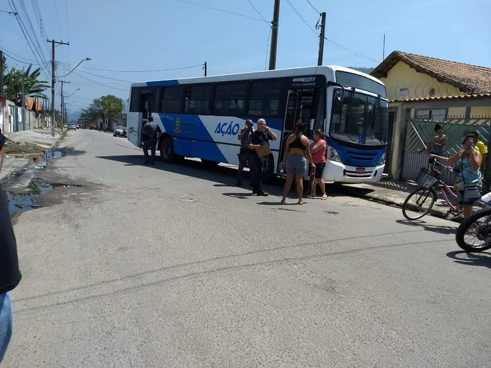 Ônibus tentou desviar ao notar a aparição da criança na rua 