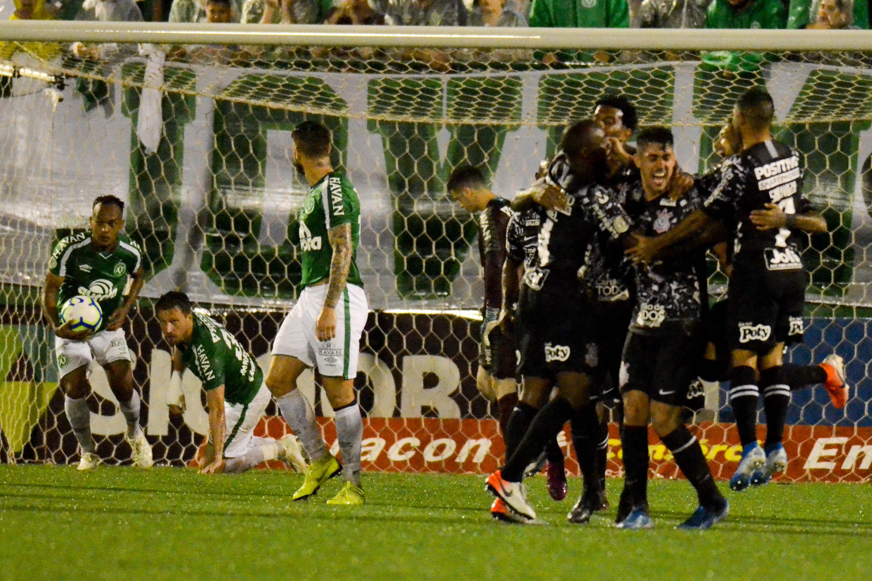 Danilo Avelar garantiu a vitória do Corinthians em Chapecó com gol no segundo tempo