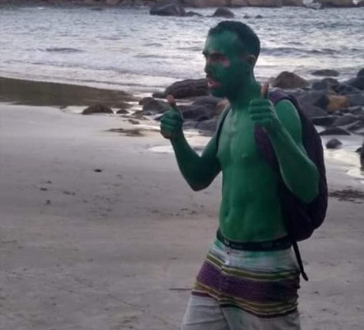 Homem foi pintado com tinta verde após fazer pichação 