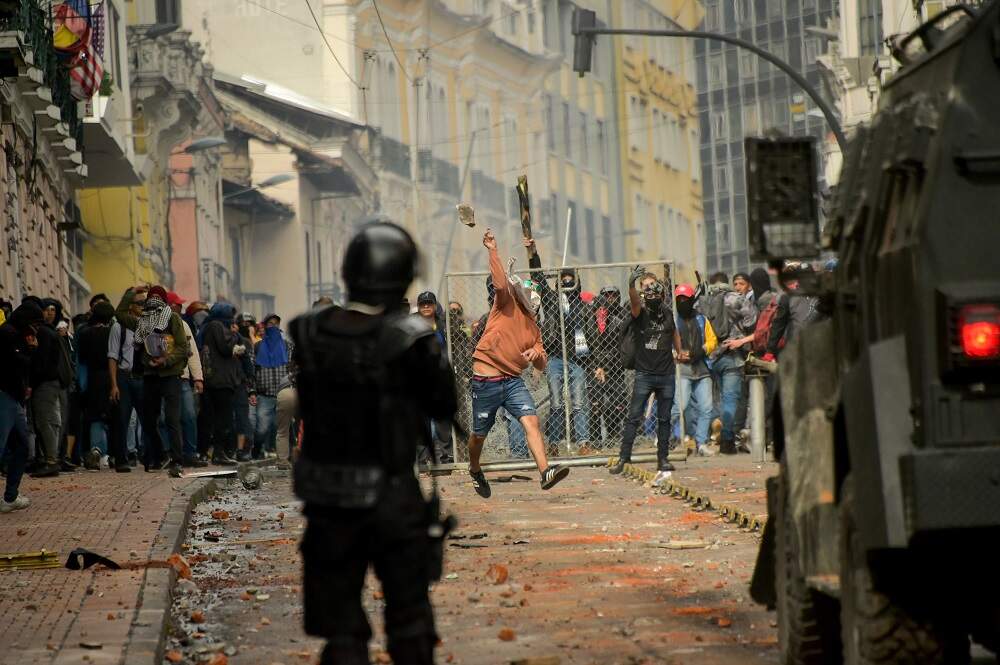 Manifestantes enfrentam policiais nas ruas do centro de Quito