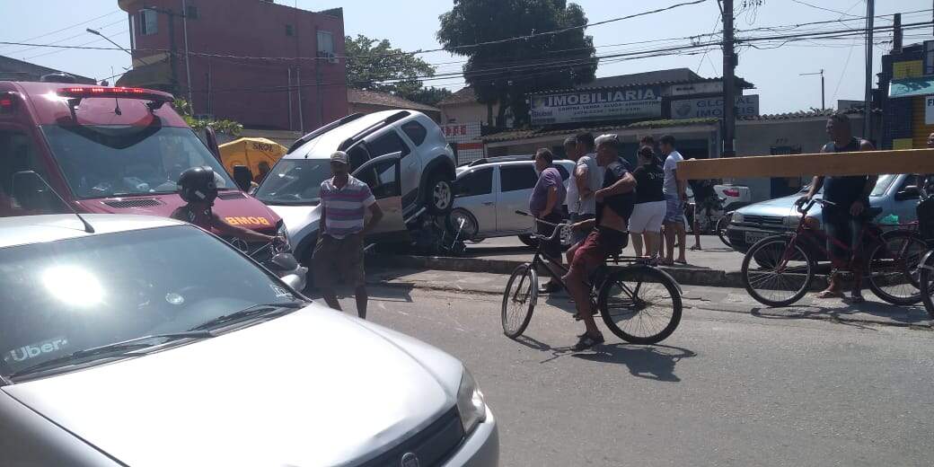 Acidente aconteceu no início da tarde deste sábado (5) na Avenida São Jorge, em Vicente de Carvalho