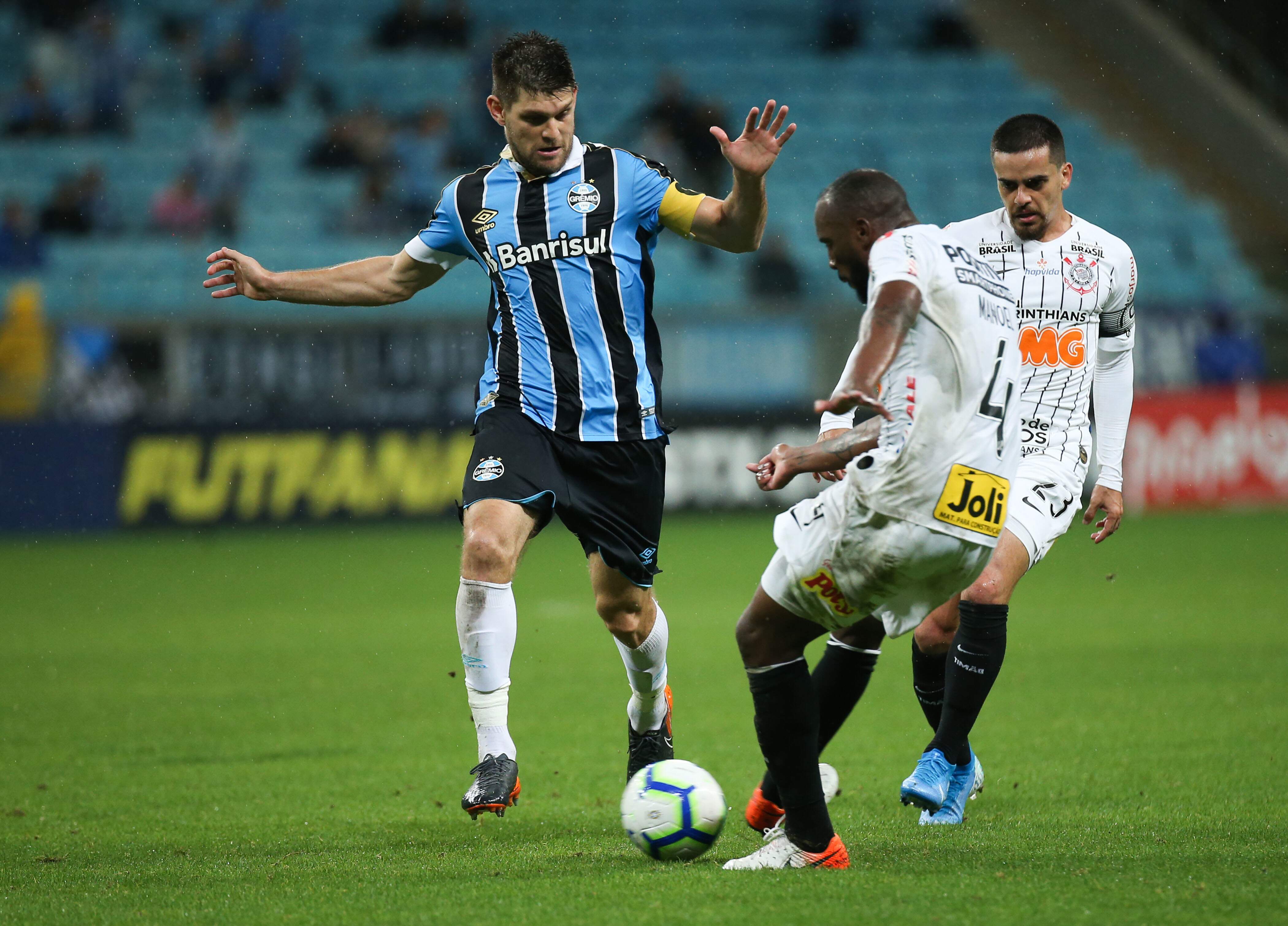 Corinthians suportou ataque gremista e saiu de Porto Alegre com um ponto conquistado