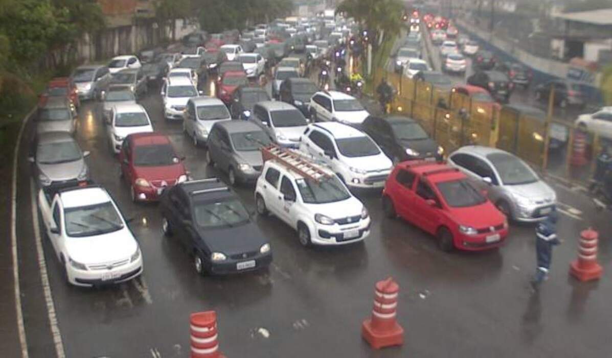 Fila de motoristas, em Guarujá, ultrapassou 1 hora de espera