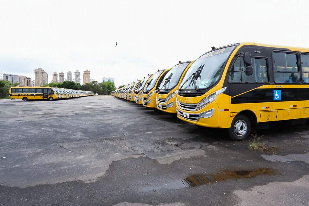 Governo do Estado entrega um ônibus para transporte escolar em Bertioga