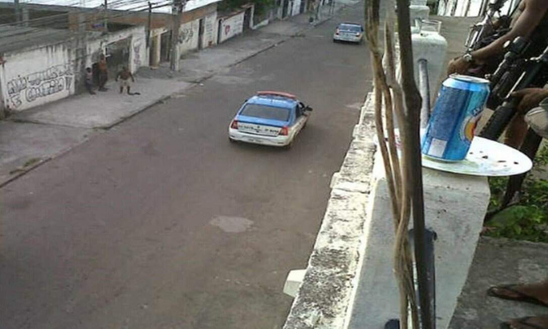 Viatura sendo monitorada por traficantes armados na Serrinha, foto faz parte do inquérito
