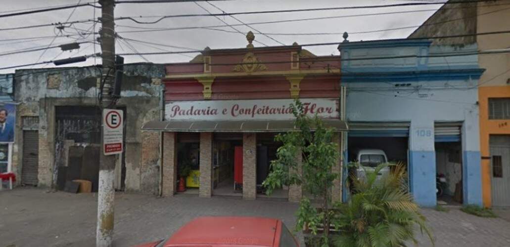 Quadrilha de cinco homens armados renderam funcionários e levaram R$ 20 mil de uma padaria em Santos
