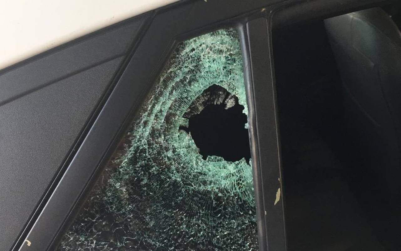 Tiro atravessou vidro do carro e atingiu estofado do banco do carro onde estava turista 