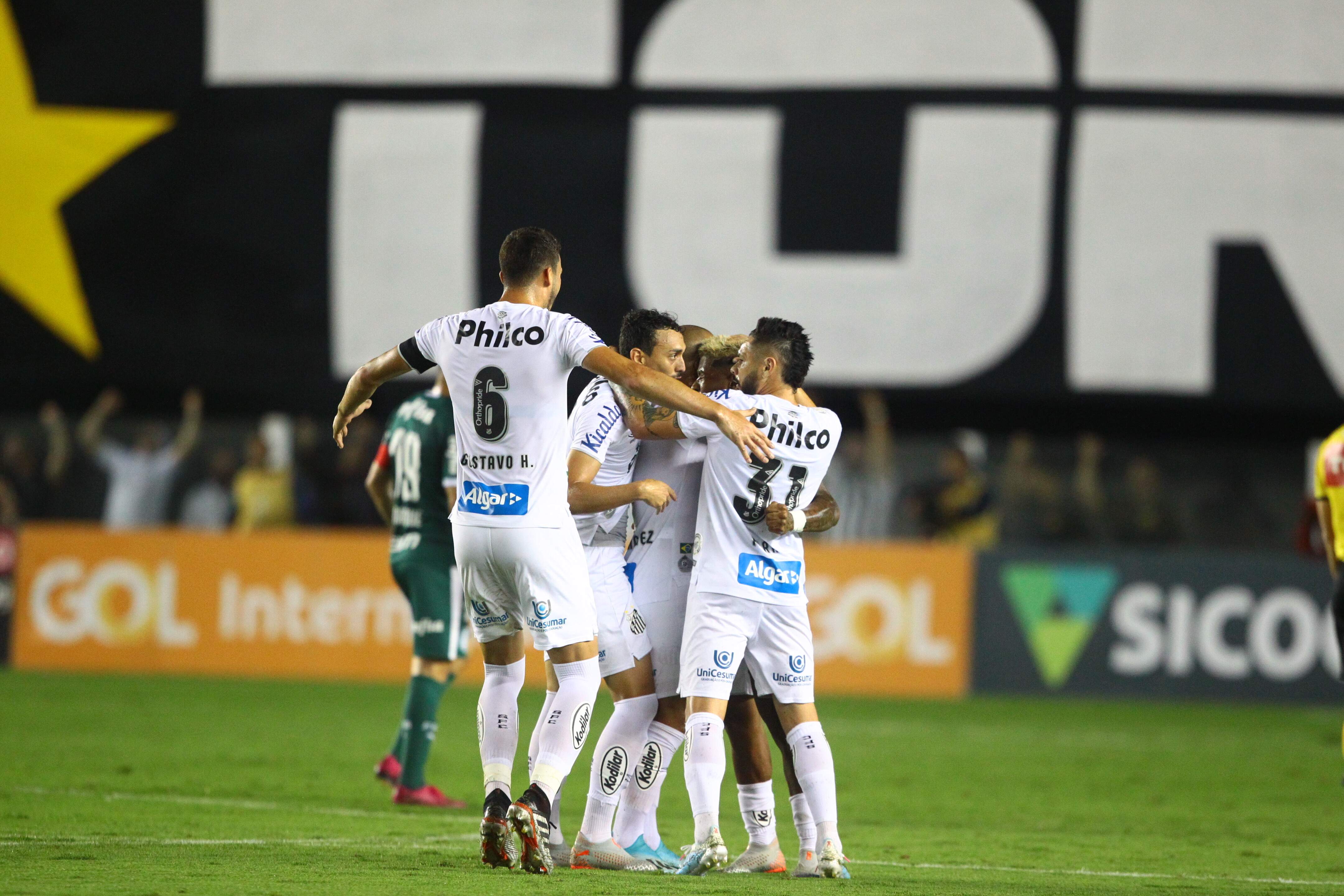 Com a vitória, Santos ultrapassou o Palmeiras na tabela e assumiu a segunda colocação